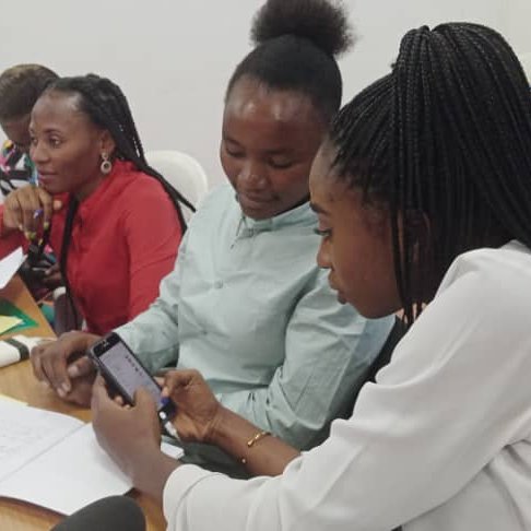En #RDC, les femmes👩‍🦰 politiquement engagées font face au cyber harcèlement et sont stéréotypées.

Pour inverser cette tendance, la #MONUSCO et le mouvement féministe « Bisobasi Telema » les outillent sur la sécurité numérique comme moyen de prévention.

#StopAuCyberHarcellement
