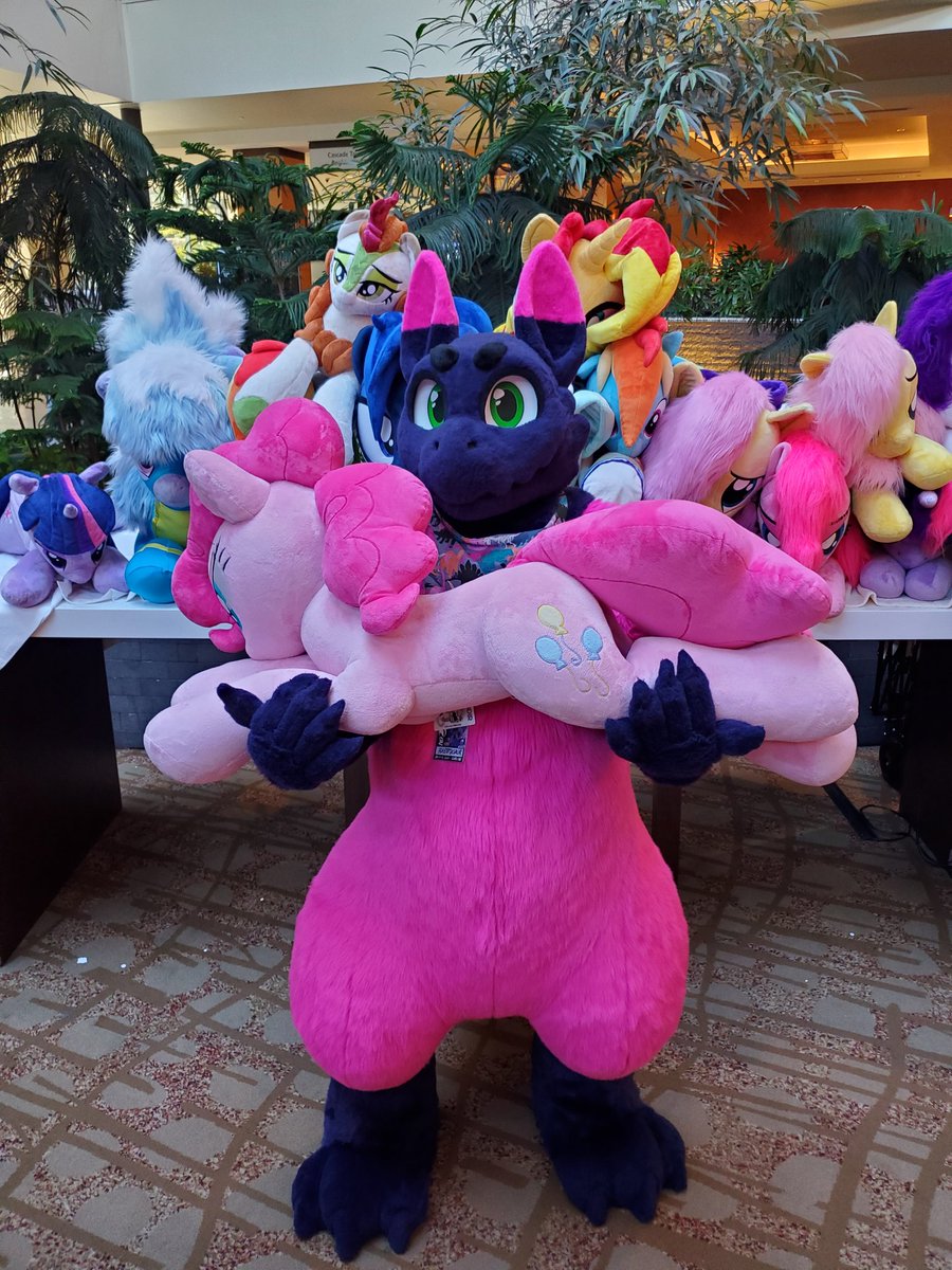 RabbitasaurIRL's tweet photo. HOLD YOUR HORSES!!
I got to hold a big pink horse 🦄💖
#Fursuit #mylittlepony #EverfreeNorthwest https://t.co/lbQBpywesL
