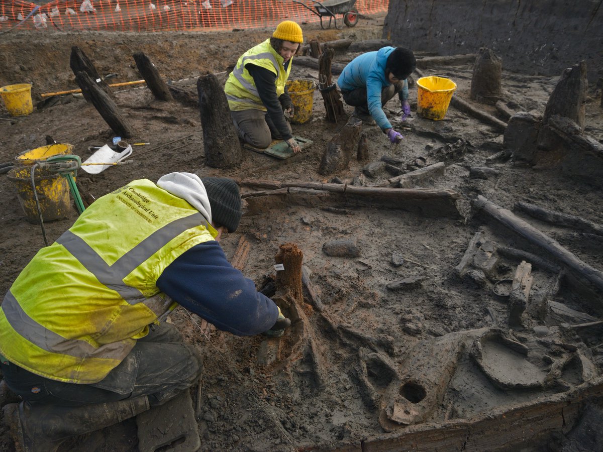Between 2015-16 archaeologists from @CambridgeUnit excavated the remains of one of the best-preserved #BronzeAge settlements ever discovered in the UK. Join Chris Wakefield to take a journey back almost 3,000 years ago: bit.ly/3Ox8RaU #History #Archaeology