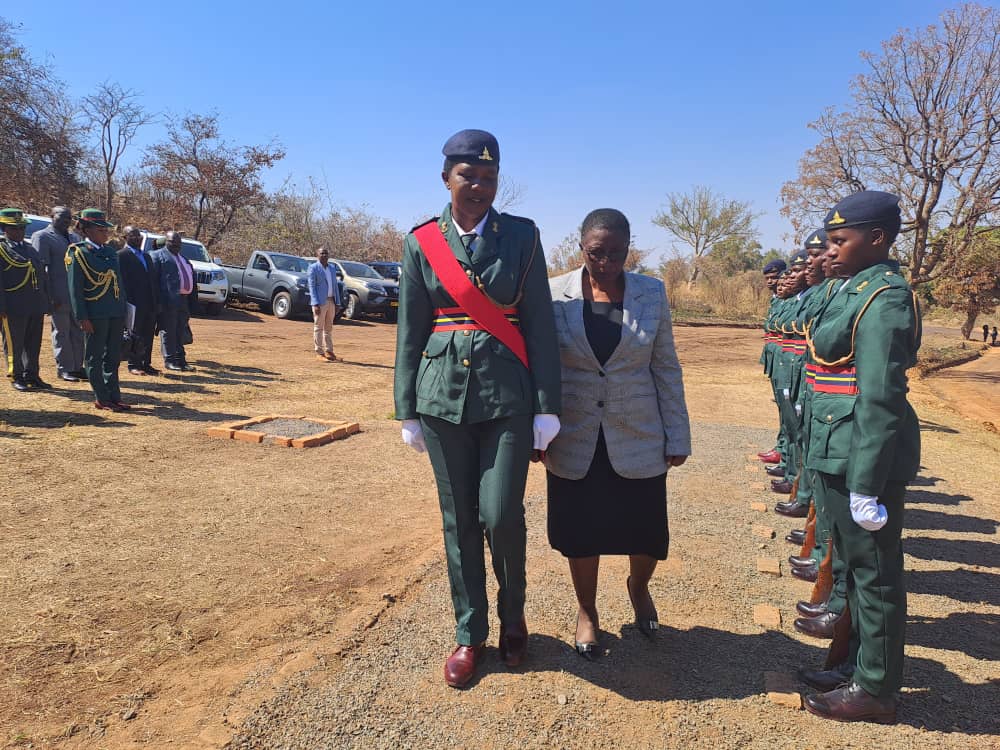 HeraldZimbabwe's tweet photo. Heroes Day Celebrations in Mash Central started with the Min of State for Provincial Affairs &amp; Devolution Sen Monica Mavhunga inspecting the quarter guard, observing a minute of silence at the tomb of the unknown soldier before the reading the President's speech.
📸: @flupande https://t.co/6uUhR9jQDS