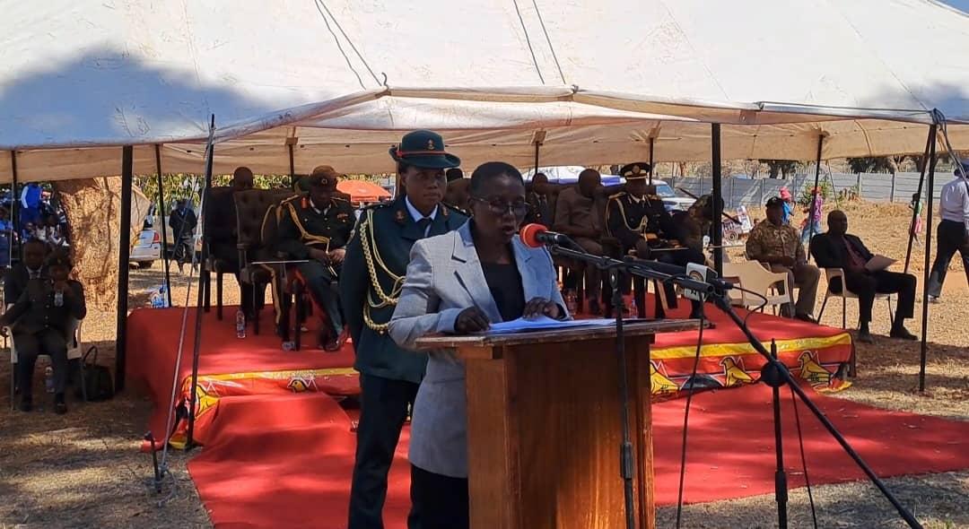 HeraldZimbabwe's tweet photo. Heroes Day Celebrations in Mash Central started with the Min of State for Provincial Affairs &amp; Devolution Sen Monica Mavhunga inspecting the quarter guard, observing a minute of silence at the tomb of the unknown soldier before the reading the President's speech.
📸: @flupande https://t.co/6uUhR9jQDS