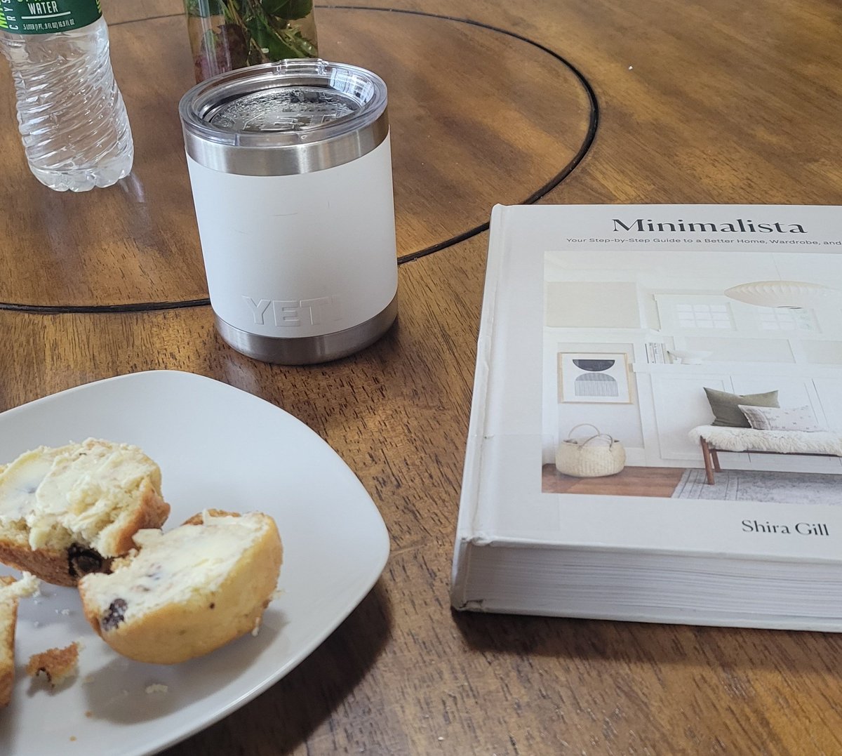 It's the last 2 Mondays of summer: Quiet mornings of coffee, homemade muffins, and personal reading. 

#backtoschool #ELAteacher #minimalista #Summer #personalreading