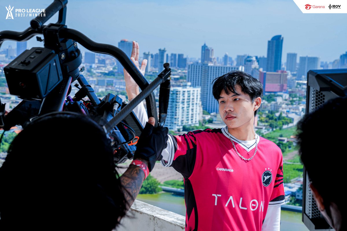 GarenaRoVTH's tweet photo. นักแข่งหรือนายแบบ เอาดี ๆ
#RPL2023Winter #RoV https://t.co/J3yktytdy7