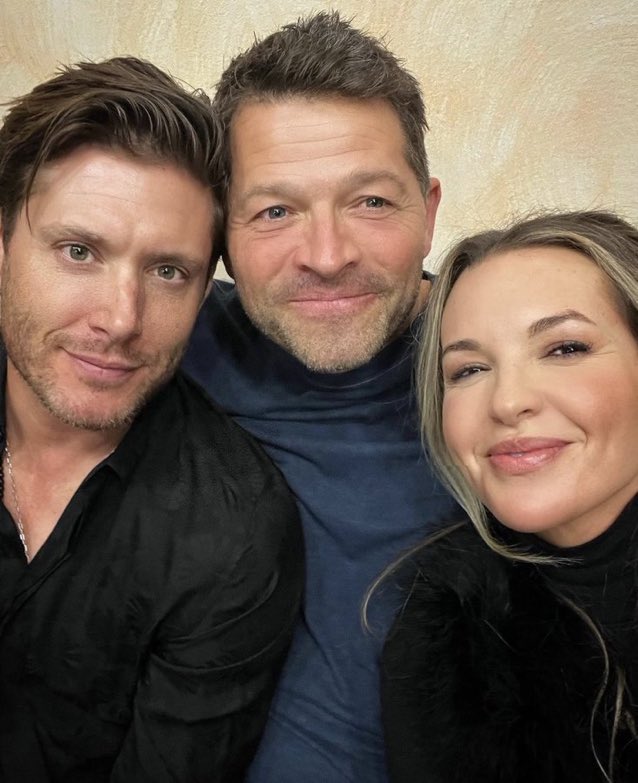 📸| Começar o dia com essa foto do Misha Collins com o Jensen Ackles e a Briana Buckmaster <3