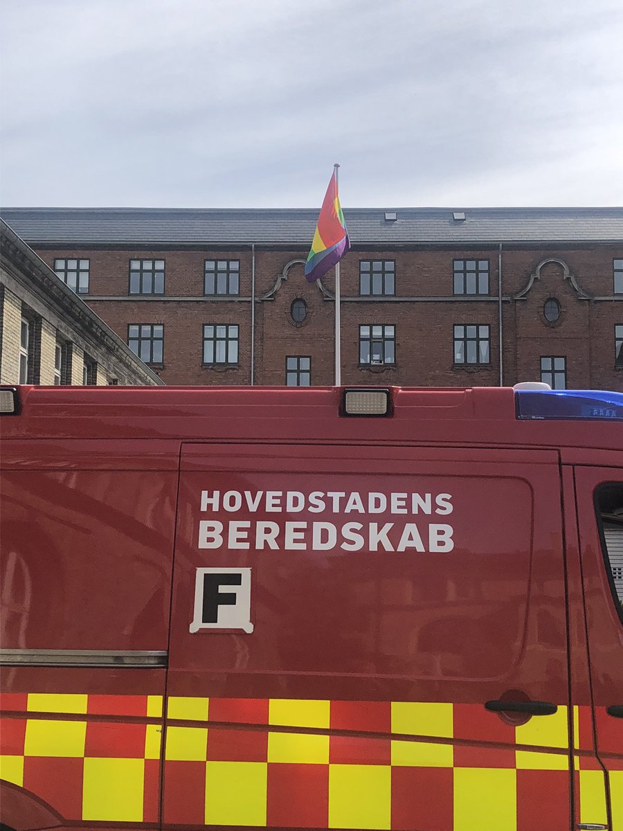 HBeredskab's tweet photo. Så er regnbueflagene gået til tops på alle vores lokationer🏳️‍🌈
Vi sætter flaget, for at vise at vi kontinuerligt arbejder med inklusion og diversitet i vores organisation. Forskellighed er en styrke💪
Vi ønsker alle en rigtig god Pride-uge!
#vipasserpåjer #cphpride2023 https://t.co/IMSqz81CVp