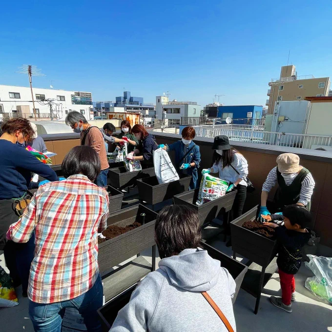 うちの物件で運営してる屋上シェア菜園、次のメンバー募集始めました!今期はジャガイモやスティックブロッコリーに挑戦予定です屋上や1階の喫茶店で偶然会えたり、普段はslackで交流したりと、ご近所友達がゆるく増えてく場でもあるのでご興味ある方ぜひ〜!  