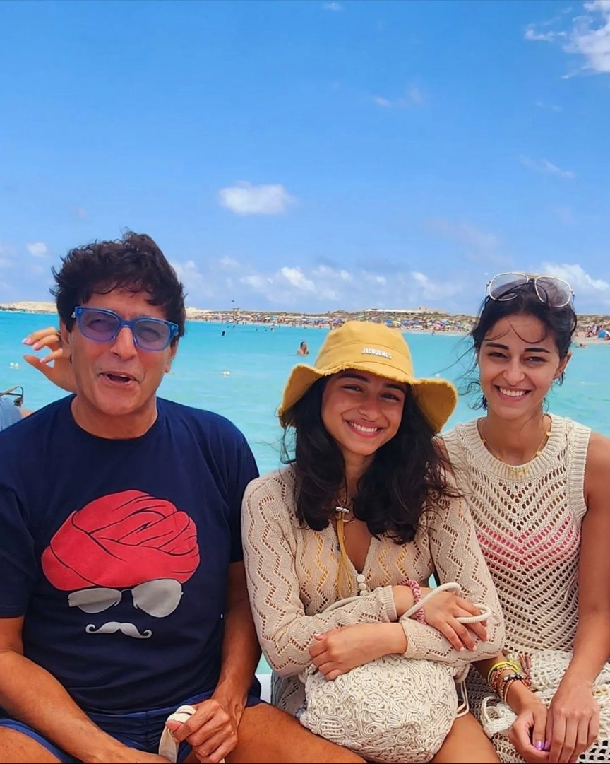 #ChunkyPanday shares an adorable family photo with #AnanyaPanday and Rysa Panday.💞