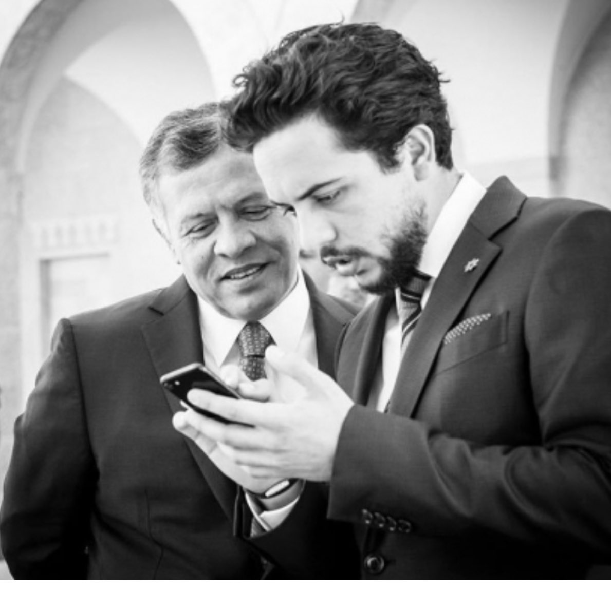 sameer_alhayari's tweet photo. ما عنده مزح ..حينما تشرفت بلقاء سمو الامير حسين سألني عن اذاعة نون التي ستنطلق قريبا لماذا لا تكون مساحة بثها على امتداد الوطن بدل عمان وحدها كي تخدم مواطننا في المحا��ظات قلت لسموه ان رسوم البث مرتفعة ..هاهو رسوم البث ينخفض للنصف بقرار مجلس الوزراء .. انه رجل جاد يستحق التقدير.. https://t.co/R0HXqiQSil
