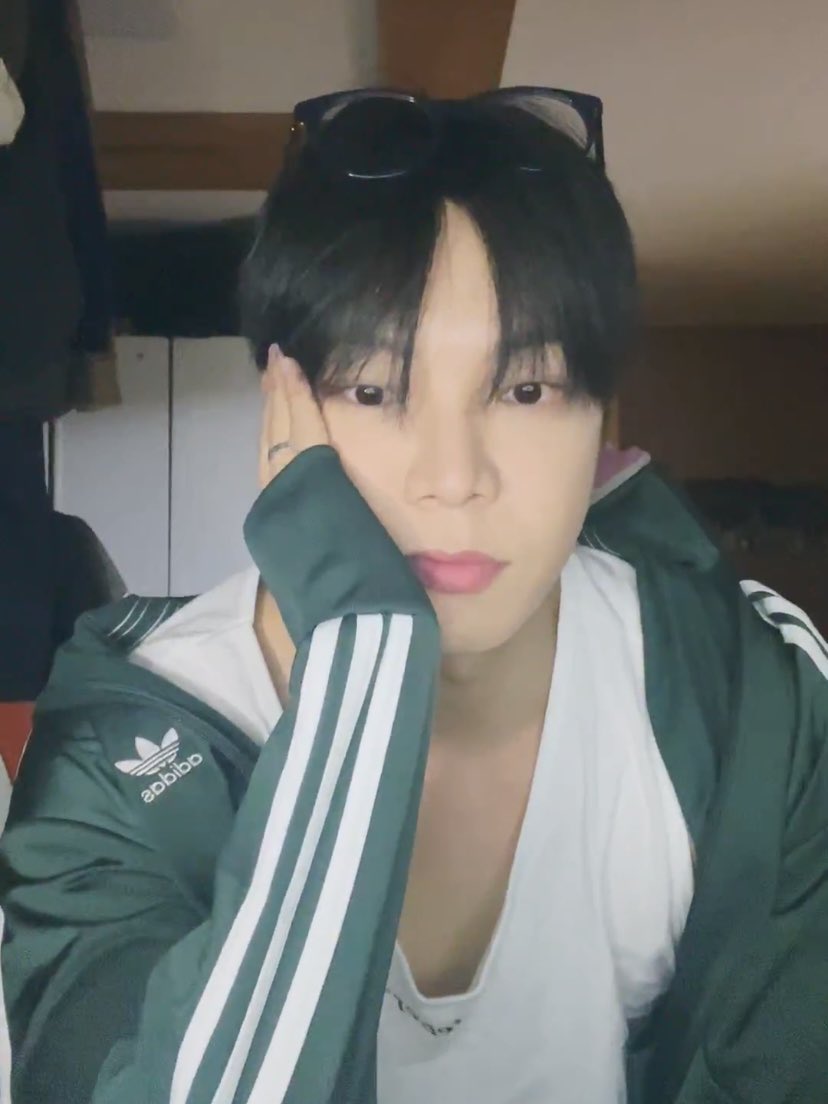 1oveinthesummer's tweet photo. 아진짜의자때문에옛날여캠같아서웃김 https://t.co/eyNwHTeYiq