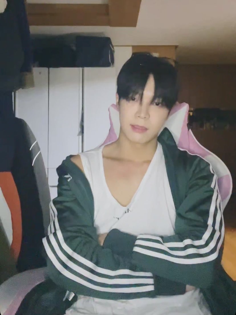 1oveinthesummer's tweet photo. 아진짜의자때문에옛날여캠같아서웃김 https://t.co/eyNwHTeYiq
