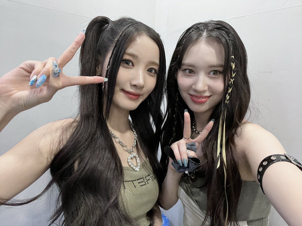 purplekissloops's tweet photo. yuki with weki meki’s elly https://t.co/nq3dgLQSgy