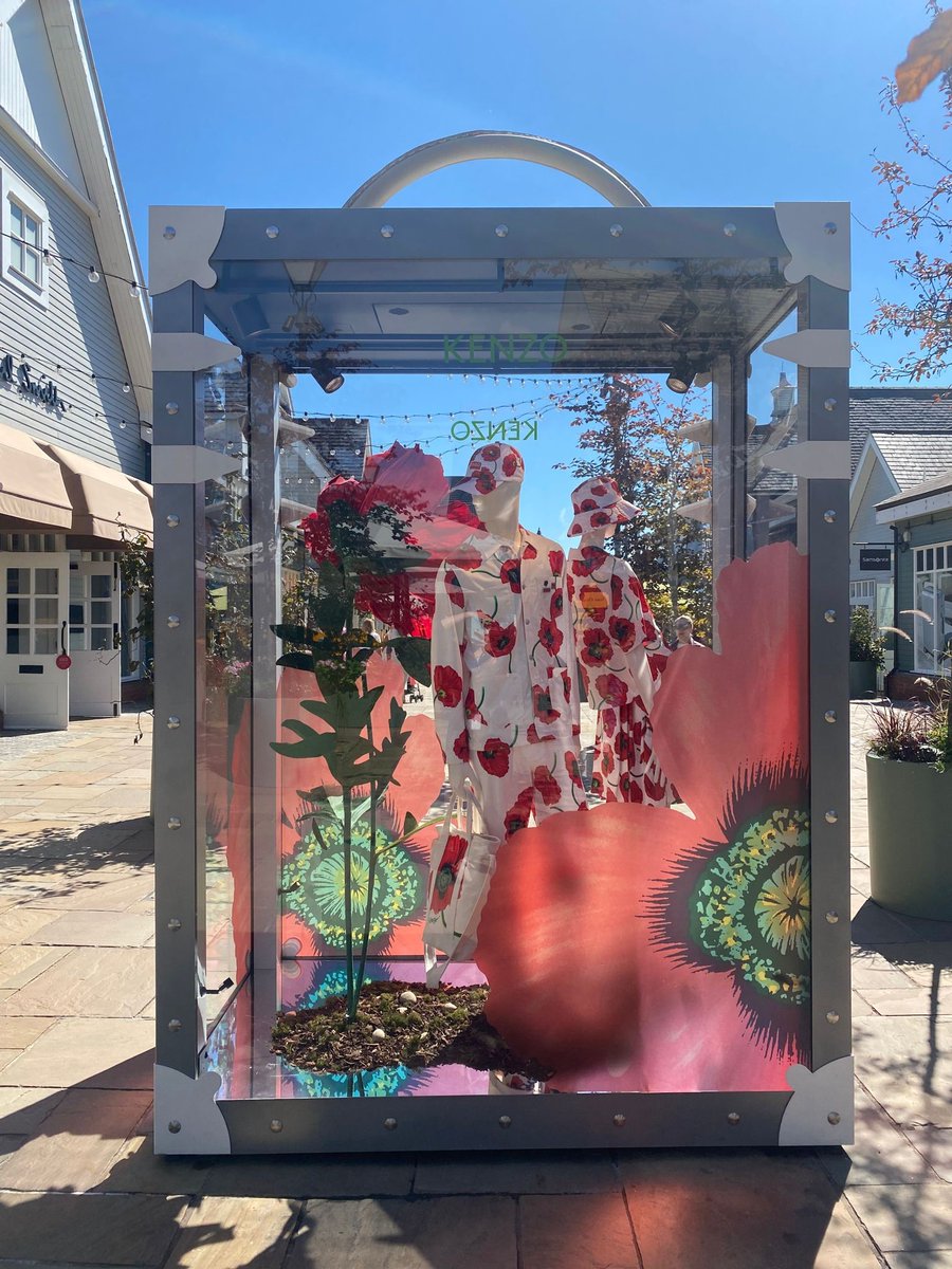 luga_baruga's tweet image. Pretty vinyl installation for @kenzo
Strong brand ID made simple!    

#VinylInstallation #Kenzo #BrandIdentity #InteriorDesign #GraphicDesign #CreativeInstallation #VisualMerchandising #RetailDisplay #StoreDesign #DesignInspiration #Bicester