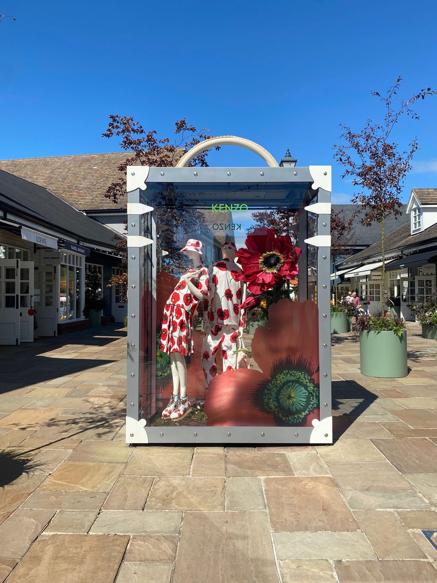 luga_baruga's tweet image. Pretty vinyl installation for @kenzo
Strong brand ID made simple!    

#VinylInstallation #Kenzo #BrandIdentity #InteriorDesign #GraphicDesign #CreativeInstallation #VisualMerchandising #RetailDisplay #StoreDesign #DesignInspiration #Bicester