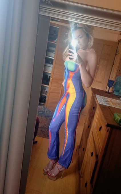 Rainbow chic with a touch of red #Mondayvibes https://t.co/Qaw9brJjAZ<a href="/tag/mondayvibes"class="tags">#Mondayvibes</a>