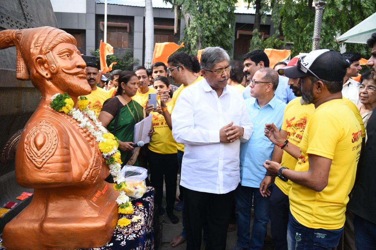 ChDadaPatil's tweet photo. हिंदवी स्वराज्याचे संस्थापक छत्रपती शिवाजी महाराज यांच्या प्रेरणादायी जीवनातील आग्र्याहून सुटका हा अतिशय रोमहर्षक क्षण! महाराज या प्रवासात किंचितही न डगमगता येणाऱ्या प्रत्येक आव्हानांना तोंड देऊन जिजाऊ मॉंसाहेब यांच्यापर्यंत पोहोचले‌. शिवछत्रपतींच्या या महापराक्रमाला अभिवादन करण्यासाठी, तसेच महाराजांचा जाज्वल्य इतिहास तरुण पिढीपर्यंत ��ोहोचविण्यासाठी गरुडझेप संघटनेच्या वतीने आग्रा ते राजगड मोहिमेचे आयोजन करण्यात आले आहे. कोथरुड मधील शिवस्मारक येथून संघटनेचे सर्व स्वयंसेवक मोहिमेसाठी रवाना झाले. यावेळी उपस्थित राहून मोहिमेसाठी शुभेच्छा दिल्या.