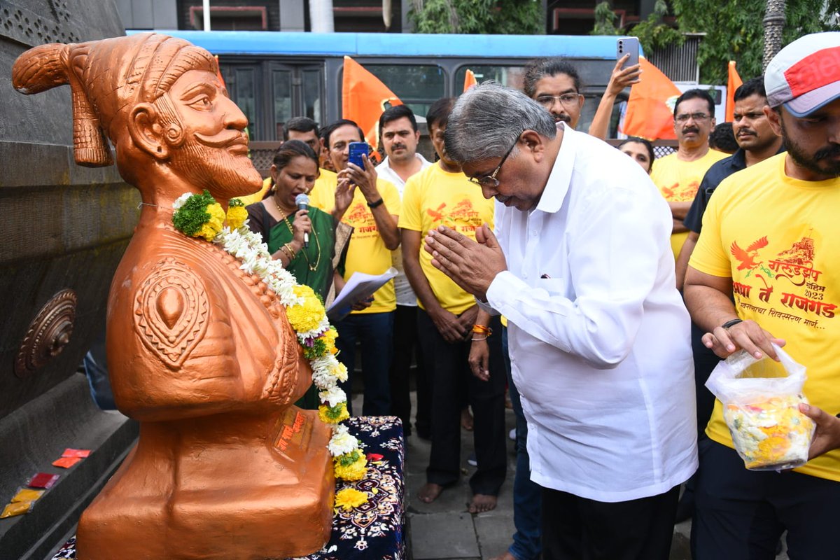 ChDadaPatil's tweet photo. हिंदवी स्वराज्याचे संस्थापक छत्रपती शिवाजी महाराज यांच्या प्रेरणादायी जीवनातील आग्र्याहून सुटका हा अतिशय रोमहर्षक क्षण! महाराज या प्रवासात किंचितही न डगमगता येणाऱ्या प्रत्येक आव्हानांना तोंड देऊन जिजाऊ मॉंसाहेब यांच्यापर्यंत पोहोचले‌. शिवछत्रपतींच्या या महापराक्रमाला अभिवादन करण्यासाठी, तसेच महाराजांचा जाज्वल्य इतिहास तरुण पिढीपर्यंत ��ोहोचविण्यासाठी गरुडझेप संघटनेच्या वतीने आग्रा ते राजगड मोहिमेचे आयोजन करण्यात आले आहे. कोथरुड मधील शिवस्मारक येथून संघटनेचे सर्व स्वयंसेवक मोहिमेसाठी रवाना झाले. यावेळी उपस्थित राहून मोहिमेसाठी शुभेच्छा दिल्या.