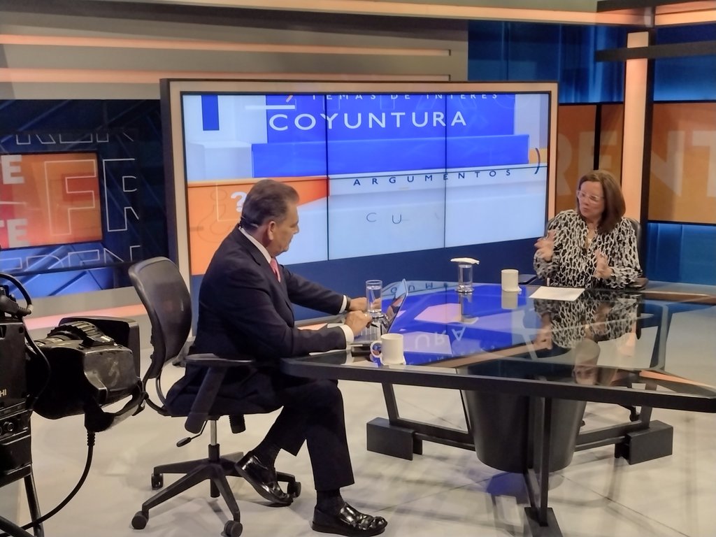 ¡Buenos días!
Feliz inicio de semana.
Ya estamos al aire con la entrevista donde participa 
doña Ana María Eserski de Gadala María, presidenta de la <a href="/FundacionTCS/">FundacionTCS</a> .
Hablamos del décimo Aniversario de "Salvadoreños Comprometidos" y de los diez finalistas para este  2023.