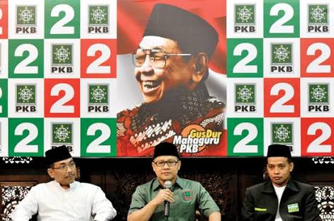 Gus <a href="/YahyaCStaquf/">Yahya Cholil Staquf</a>, Gus <a href="/cakimiNOW/">A Muhaimin Iskandar</a> dan saya: Diskusi Pemikiran Gus Dur di Kantor <a href="/DPP_PKB/">DPP PKB</a>, 7 April 2013

Meminjam istilah Gus Dur: politik riang gembira -- tdk perlu saling menyerang, apalagi menjatuhkan -- adalah senjata paling ampuh utk memelihara kewarasan dan melindungi