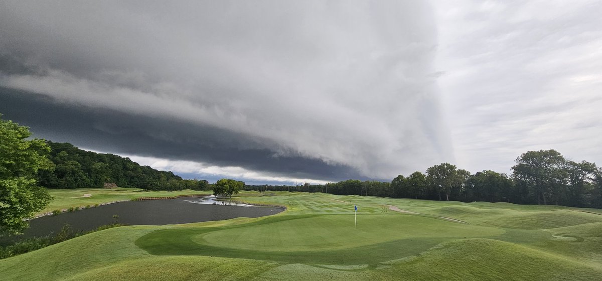 Reavis38's tweet photo. @NashSevereWx Just taken in Nashville https://t.co/6prOjQ7sea