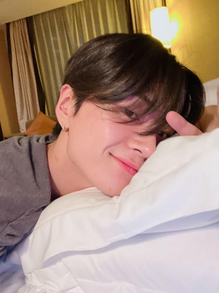 10PMOfficiaI's tweet photo. 파트타임 밴드 멤버, 풀타임 게이머. 모두 무슨 일이야! 😎 10PM의 가장 잘생긴 멤버가 드디어 등장합니다. 계속 지원해 주세요.

#ZK 🎮 #VeonMabango #10PMOFFICIALDEBUT https://t.co/nmnClUvxRk