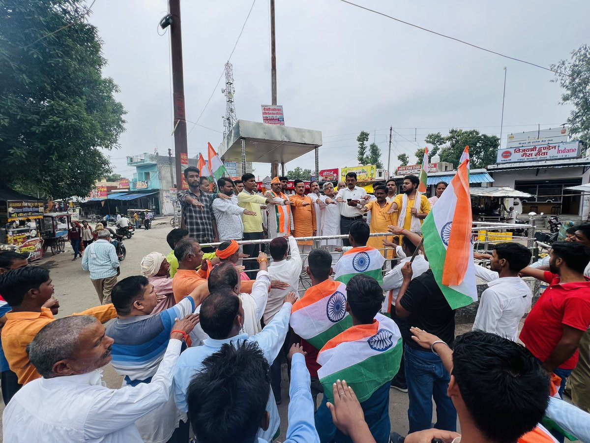 mlasurendra's tweet photo. आज नगर पंचायत रामपुर कारख़ाना में #विभाजन_की_विभीषिका में अपने प्राण गंवाने वाले वीरों को श्रद्धांजलि देने के लिये मौन व्रत यात्रा में शामिल होकर श्रद्धांजलि दिया ।।

#विभाजन_विभीषिका 
#Vibhajan_Vibhishika
 #14th_August https://t.co/LHwmqrBzXL