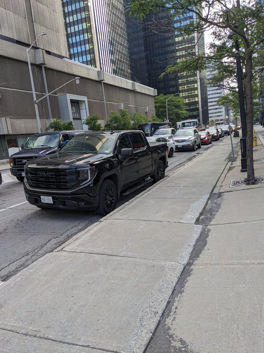 ericbranch16's tweet photo. @ottawacity @OttawaBylaw glad to know that this truck parked in the turn lane of Albert and Lyon in rush hour (in front of a tow sign) is fine, but I get tickets for street parking in Suburbialand. https://t.co/lgue38Bhyc