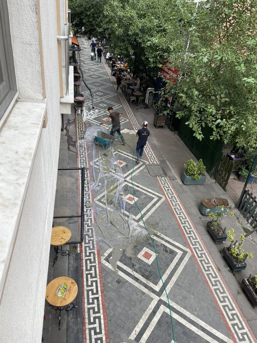 eceuz's tweet photo. Kadıköy’de bu rezalet devam ediyor. Saat 15:40 bu sokağın hem esnafına hem yapısına zarar vererek bir bina yapamazsınız. @kadikoybelediye @ekrem_imamoglu https://t.co/Mdflwyavqo