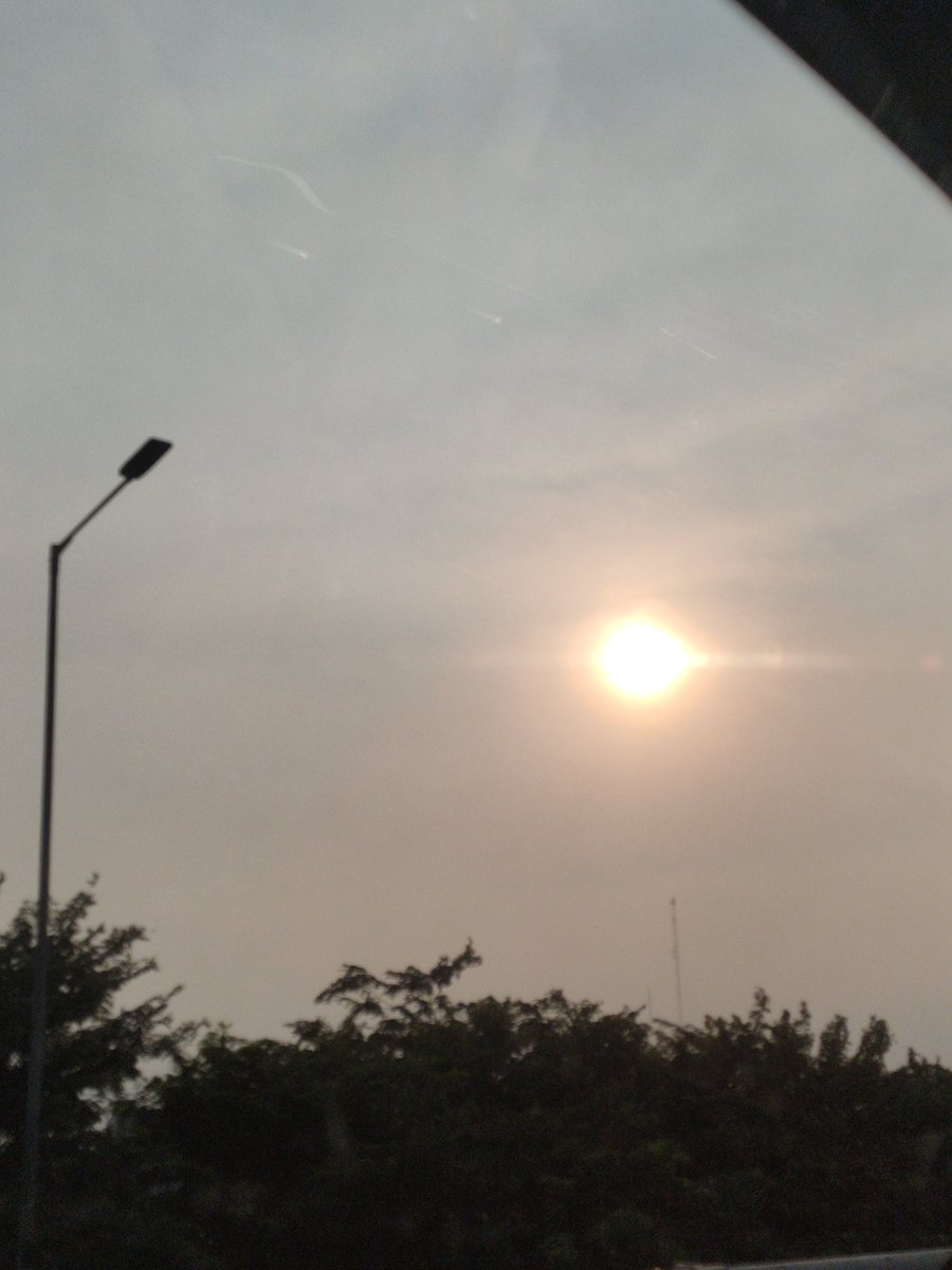 moonsapphire321's tweet photo. Senja dan pelangi, dua hal yang sama indahnya. Pelangi sangat cantik dan beragam warnanya, tapi ia hanya muncul sesekali dan tak tahu kapan akan kembali.
Sedang sang senja tak pernah berjanji, tapi ia selalu kembali. Apa yang kamu harap dari keindahan yang tidak pasti? https://t.co/yf7tswjaqi