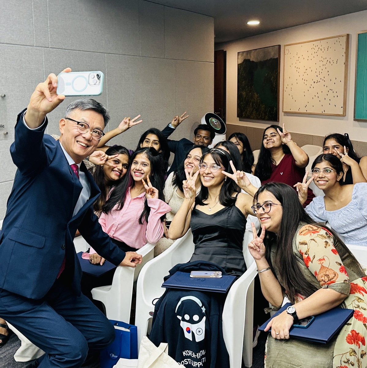 RokEmbIndia's tweet photo. The Embaasy celebrated the 1st #Dosti #Supporters completion ceremony on Aug 11! 🤝 Over the past year, Dosti Supporters participated in various events hosted by our Embassy and actively engaged in social media activities, resonating with a wider Indian audience. 🇮🇳🇰🇷 https://t.co/sDi1KyH5gi