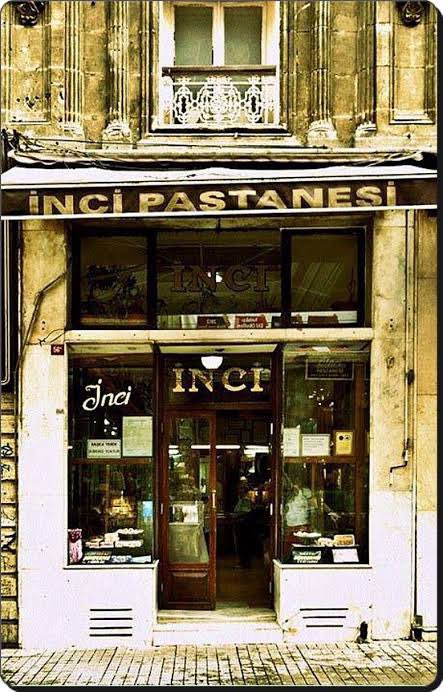 Beyoğlu’nda ilginç dönüşüm;

Rebul eczanesi, midyeci oldu.
Denizler kitapevi, felafelci oldu.
Emek Sineması, Avm oldu.
İnci Pastanesi, DeFacto oldu.