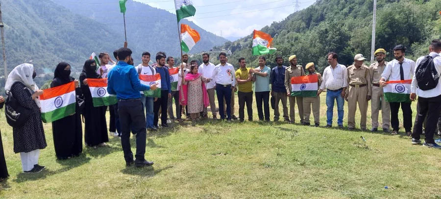 KhushhalRamban's tweet photo. Sh. Ilyas Wani, Sarpanch Panchayat Bankoot, Block Banihal along with Principal GDC Banihal particpating in various functions as part of #MeriMaatiMeraDesh &amp; 77th ID celebrations. @diprjk @OfficeOfLGJandK @DrJitendraSingh @Rameshkumarias @infjammu @DailyExcelsior1
@mussarat_zia https://t.co/jRrWaPkryJ
