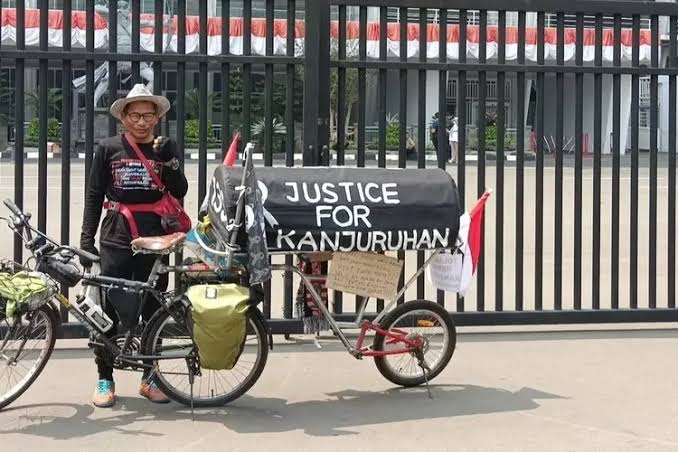 pecutpecutan's tweet photo. Suciwati Munir
Ebes Indra Azwan
Ebes Midun

Sosok sosok tegar pencari keadilan dari Malang, sungguh ironi di negeri yg kalimat "Keadilan Sosial Bagi Seluruh Rakyat Indonesia" terpatri di lambang negara republik ini. Miris!! https://t.co/q1DcD8Mvvw