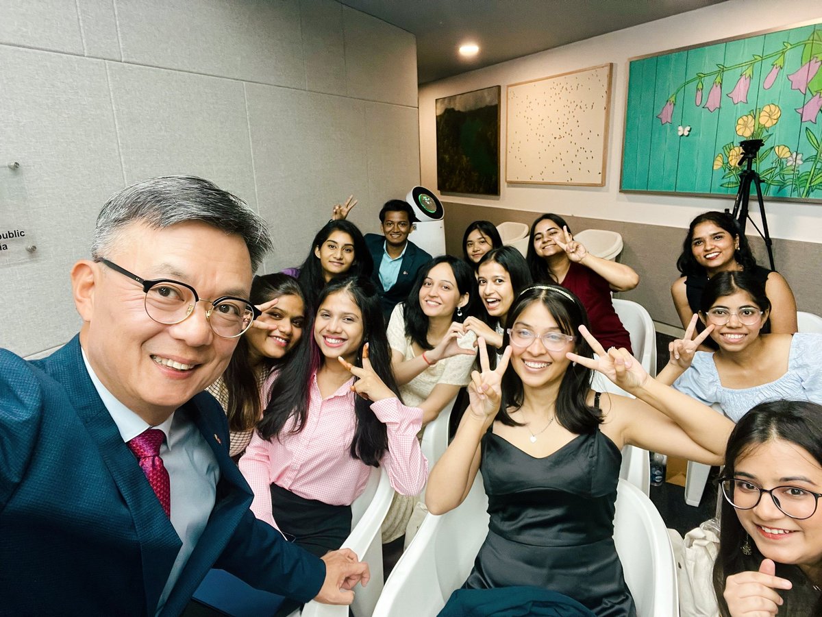 RokEmbIndia's tweet photo. The Embaasy celebrated the 1st #Dosti #Supporters completion ceremony on Aug 11! 🤝 Over the past year, Dosti Supporters participated in various events hosted by our Embassy and actively engaged in social media activities, resonating with a wider Indian audience. 🇮🇳🇰🇷 https://t.co/sDi1KyH5gi