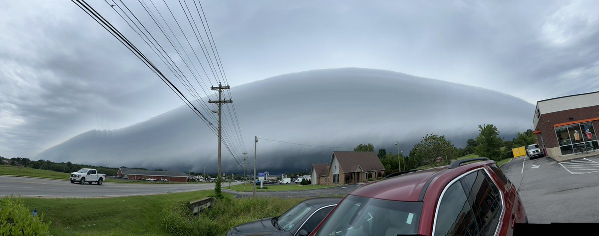 AmandaEmilyB's tweet photo. @WilsonSevereWX 

Looking west from the @dunkindonuts on Main. https://t.co/uIAyRKR0gC