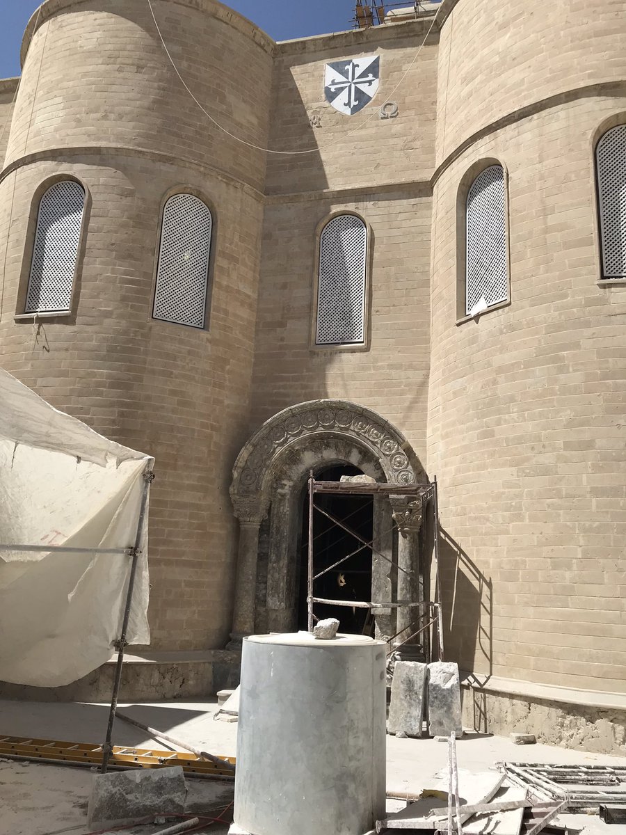 's tweet image. Notre-Dame de l’Heure. La cour de l’église transformée en atelier de taille de pierre. La porte reprend son aspect initial, étape du pèlerinage des hommes de la terre vers le ciel.
#Mossoul #Irak #Dominican