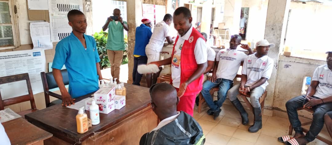 slrcstoday's tweet photo. Our #SLRCS #CP3 Program team is presently in the field distributing rain gear and Infection Prevention and Control (#IPC) materials to Peripheral Health Units(#PHUs), school health Clubs, volunteers, and Supervisors in Kailahun and Kambia districts.
@USAID @IFRCAfrica @ifrc https://t.co/JgTJqPFWA1