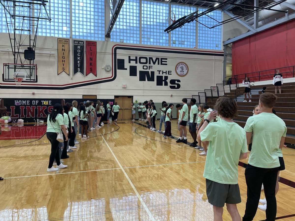 LHSLinks's tweet image. Our Link Crew is ready and the doors will open in just a minute! Follow us on Instagram @lhslinks for updates throughout the day! #GoLinks #FirstWeekLPS