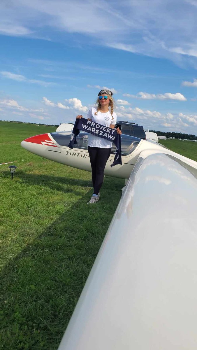 kkprojektwwa's tweet photo. Dzisiejsze pozdrowienia sponsorują Marta Airlines ✈️ 👋🏼

A Wy jak korzystacie z wolnego długiego weekendu? ☀️⛱️🏞️

PS. Może kiedyś jakaś sekcja lotnicza, @projektwarszawa? 😎 https://t.co/wxljK18aF2