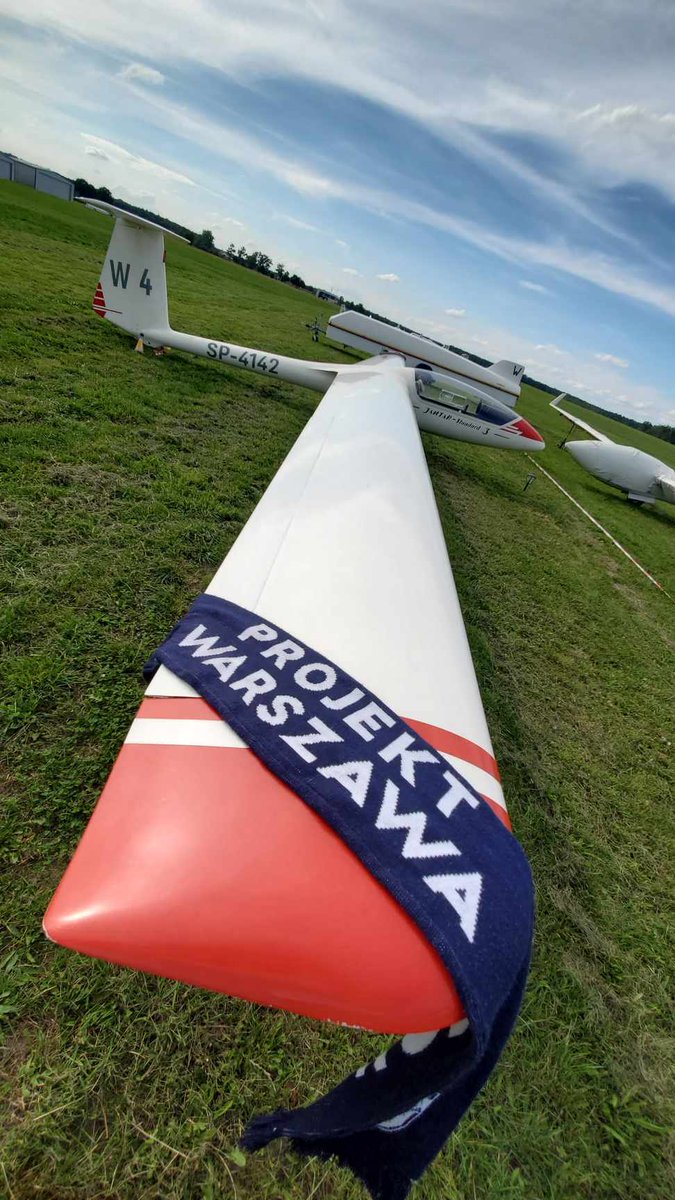kkprojektwwa's tweet photo. Dzisiejsze pozdrowienia sponsorują Marta Airlines ✈️ 👋🏼

A Wy jak korzystacie z wolnego długiego weekendu? ☀️⛱️🏞️

PS. Może kiedyś jakaś sekcja lotnicza, @projektwarszawa? 😎 https://t.co/wxljK18aF2