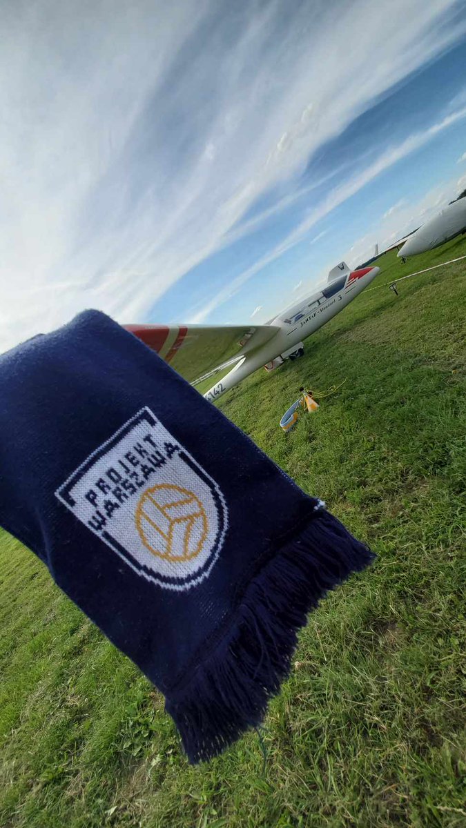 kkprojektwwa's tweet photo. Dzisiejsze pozdrowienia sponsorują Marta Airlines ✈️ 👋🏼

A Wy jak korzystacie z wolnego długiego weekendu? ☀️⛱️🏞️

PS. Może kiedyś jakaś sekcja lotnicza, @projektwarszawa? 😎 https://t.co/wxljK18aF2