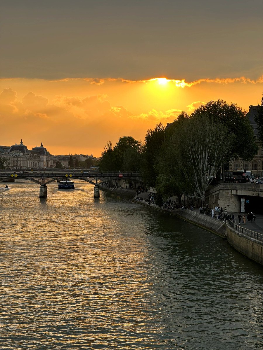 yy77177's tweet photo. sunset in paris france
#photography 
#France 
#Paris https://t.co/7gY8S5ltWR