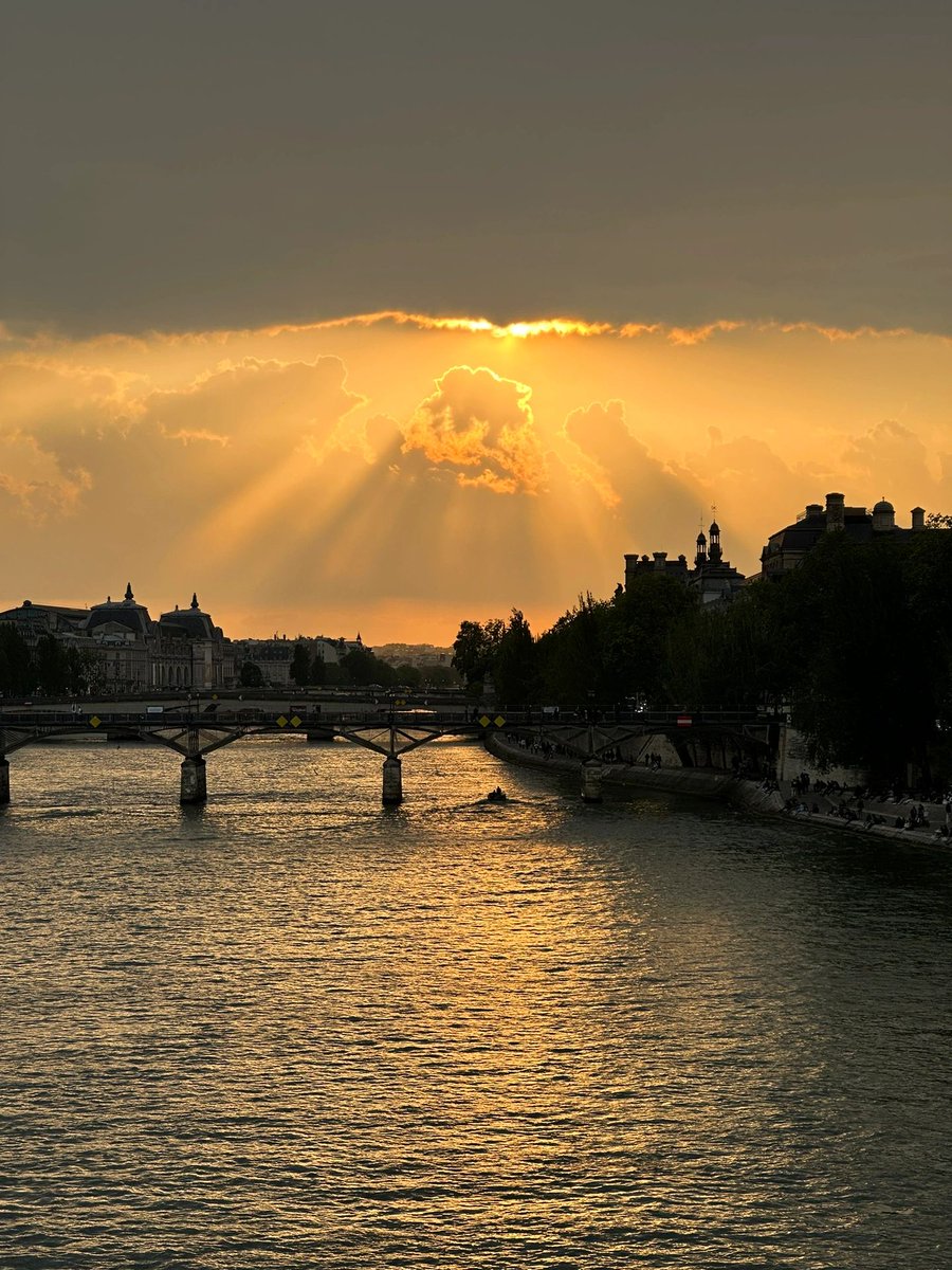 yy77177's tweet photo. sunset in paris france
#photography 
#France 
#Paris https://t.co/7gY8S5ltWR
