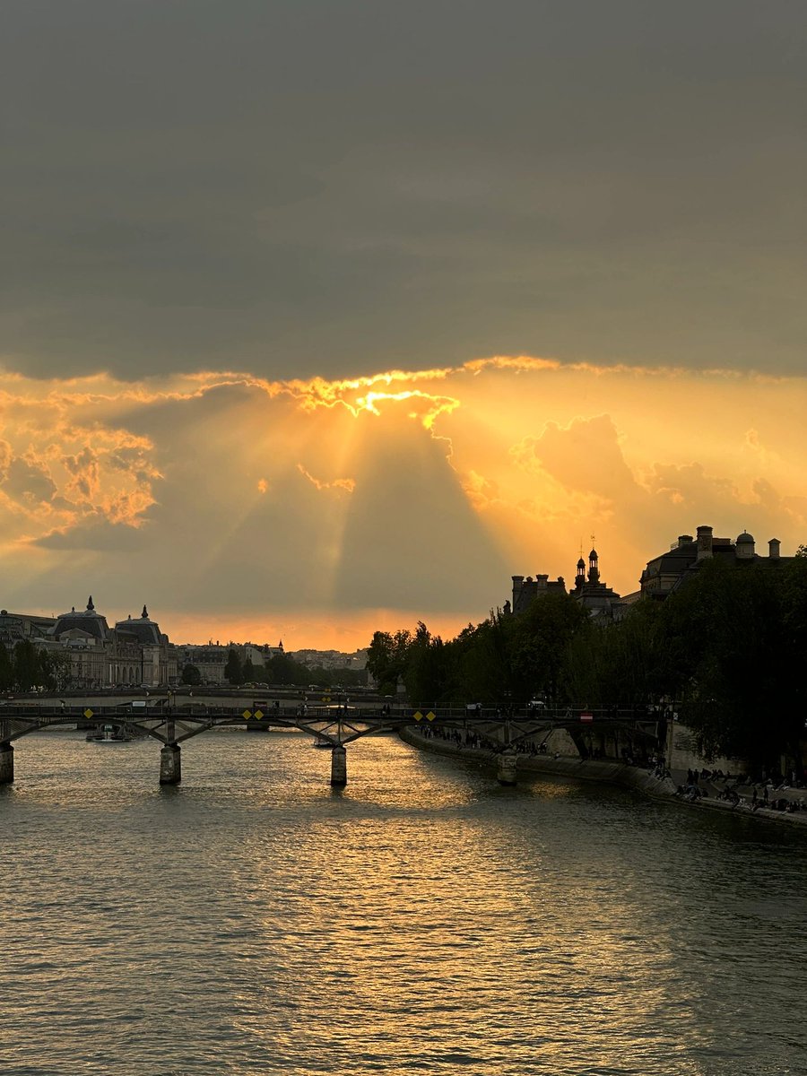 yy77177's tweet photo. sunset in paris france
#photography 
#France 
#Paris https://t.co/7gY8S5ltWR