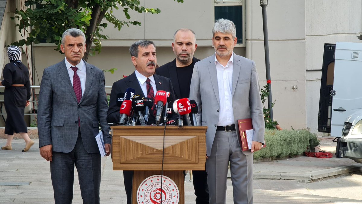 OnderKahveci's tweet photo. BU TEKLİFİ KABUL ETMEMİZ MÜMKÜN DEĞİLDİR!

7. Dönem Toplu Sözleşme görüşmeleri çerçevesinde Kamu İşveren Heyeti 2024 ve 2025 yılları için teklifini açıkladı.

Yapılan teklife göre, 

🔴2024 yılı için  yüzde 14+9

🔴2025 yılı için ise yüzde 6+5 oranlarında teklifte bulunmuştur. 

Çarşı ve pazarın durumu, ülkenin ekonomik gerçekleri ve son yıllarda alım gücü en çok düşen kesimin memur ve memur emeklileri olduğu gerçeğinden yola çıkıldığında teklif edilen bu zam oranının kabul edilmesi mümkün değildir.
TÜİK'in açıkladığı enflasyon rakamları ve Merkez Bankası'nın önümüzdeki döneme ilişkin beklentileri dikkate alındığında kamu işveren tarafının daha gerçekçi tekliflerle masaya gelmesini bekliyoruz. 
Türkiye Kamu-Sen olarak taleplerimizin arkasındayız. Bu ekonomik gerçeklere karşın teklif edilen bu zam oranını kabul etmeyeceğimizi şimdiden ilan ediyor, kamu işveren tarafının bir sonraki toplantıya revize ve kabul edilebilir bir teklifle gelmesi gerektiğinin altını çiziyoruz.