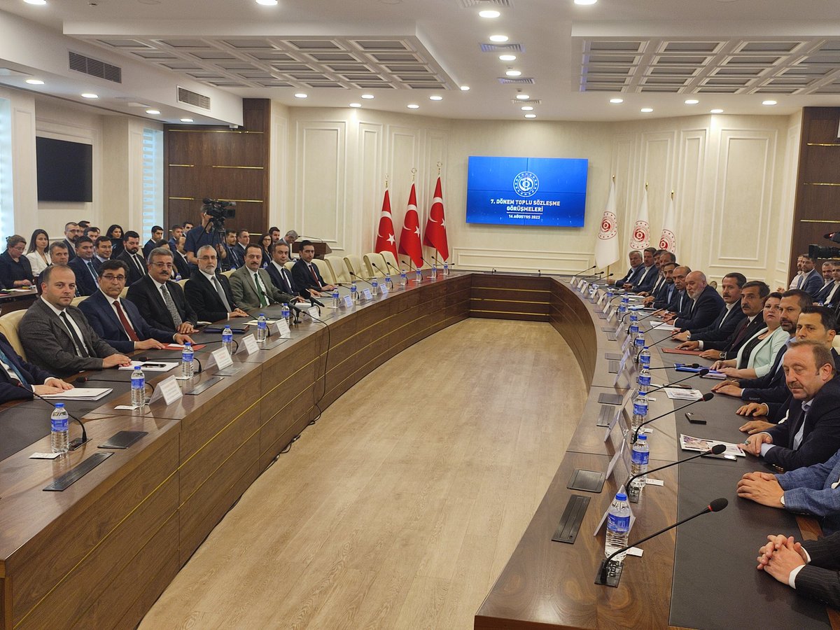 OnderKahveci's tweet photo. BU TEKLİFİ KABUL ETMEMİZ MÜMKÜN DEĞİLDİR!

7. Dönem Toplu Sözleşme görüşmeleri çerçevesinde Kamu İşveren Heyeti 2024 ve 2025 yılları için teklifini açıkladı.

Yapılan teklife göre, 

🔴2024 yılı için  yüzde 14+9

🔴2025 yılı için ise yüzde 6+5 oranlarında teklifte bulunmuştur. 

Çarşı ve pazarın durumu, ülkenin ekonomik gerçekleri ve son yıllarda alım gücü en çok düşen kesimin memur ve memur emeklileri olduğu gerçeğinden yola çıkıldığında teklif edilen bu zam oranının kabul edilmesi mümkün değildir.
TÜİK'in açıkladığı enflasyon rakamları ve Merkez Bankası'nın önümüzdeki döneme ilişkin beklentileri dikkate alındığında kamu işveren tarafının daha gerçekçi tekliflerle masaya gelmesini bekliyoruz. 
Türkiye Kamu-Sen olarak taleplerimizin arkasındayız. Bu ekonomik gerçeklere karşın teklif edilen bu zam oranını kabul etmeyeceğimizi şimdiden ilan ediyor, kamu işveren tarafının bir sonraki toplantıya revize ve kabul edilebilir bir teklifle gelmesi gerektiğinin altını çiziyoruz.