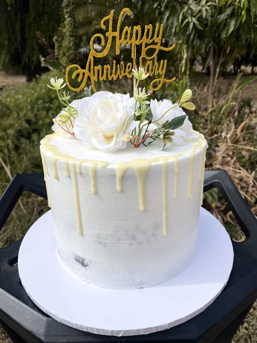 Love is a beautiful thing 🥰❤️.

#designcakestalent #thatwarmfuzzyfeeling #party
 #patisserie
 #cakelover
 #zimbaker #hararebakers 
#couplescakes
#anniversarycakes
#laddiescakes
#birthdaycakes
#cakesforbirthdays
#whitecakes
#cakeswithgoldcolor
#cakeswithflowers
#cakespiration