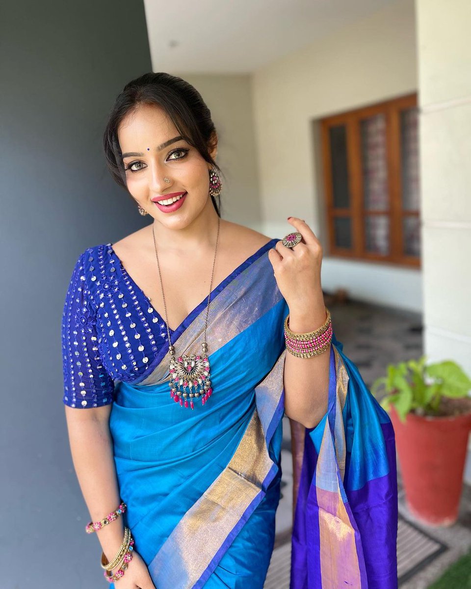 igmalayalam's tweet photo. An ocean of blues 💙 #malavikamenon @malavikatrichur https://t.co/g99cnLXoWm