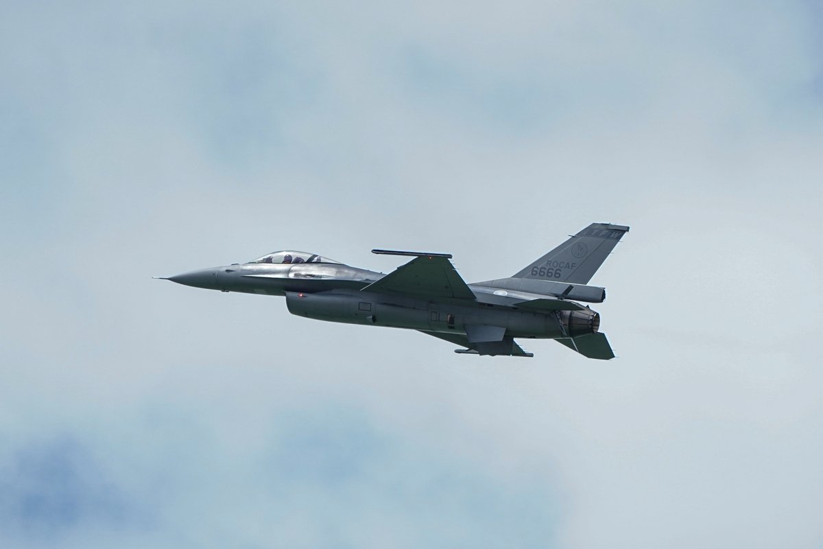 219071CSC's tweet photo. 輕旅行07~~清泉崗基地開放
2023 CCK AFB ~
F-16V SOLO DEMO~~
雖然路途遙遠,但一切都是值得的~
#台湾 #RCMQ #ROCAF #F16VIPER #清泉崗空軍基地 #SONYα7III #FE100400GM #写真好きな人と繋がりたい https://t.co/ID0s9QnDI4