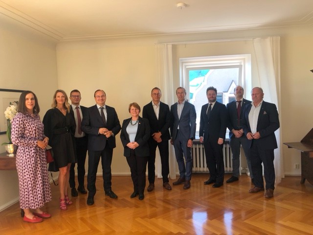 AmbCanFinlande's tweet photo. Ce fut un plaisir d'accueillir le nouvel ambassadeur désigné de la #Finlande au #Canada, Jari Vilén, ainsi que des représentants d'entreprises canadiennes et finlandaises. Nous avons tous hâte de travailler avec vous @Jari1362 !
🇨🇦🇫🇮
#CANFIN75
#CommerceCanFin
@FinlandinCanada https://t.co/qjXSKFjM8R