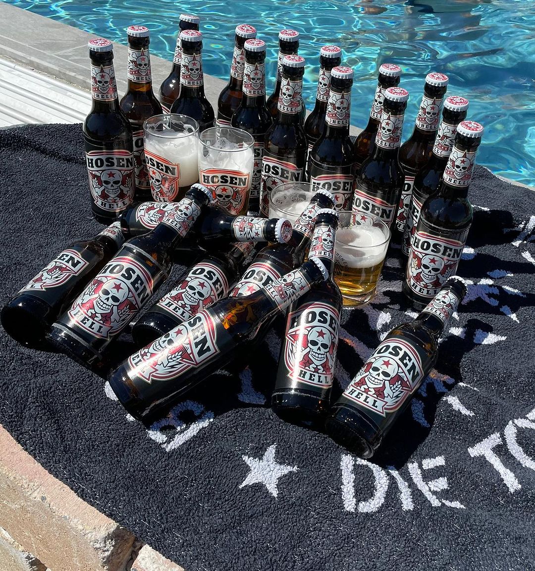 Der Sommer ist zurück! #HosenHell kaltstellen und anstoßen – geht auch an einem Montag! ☀️ #dietotenhosen